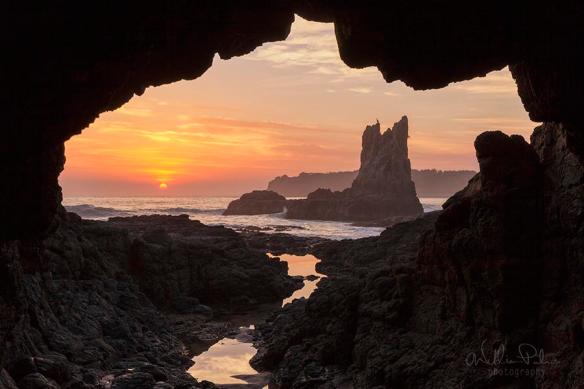 sunrise-framed-by-the-cathedral-rocks-of-kiama-australia-photography-by-william-patino